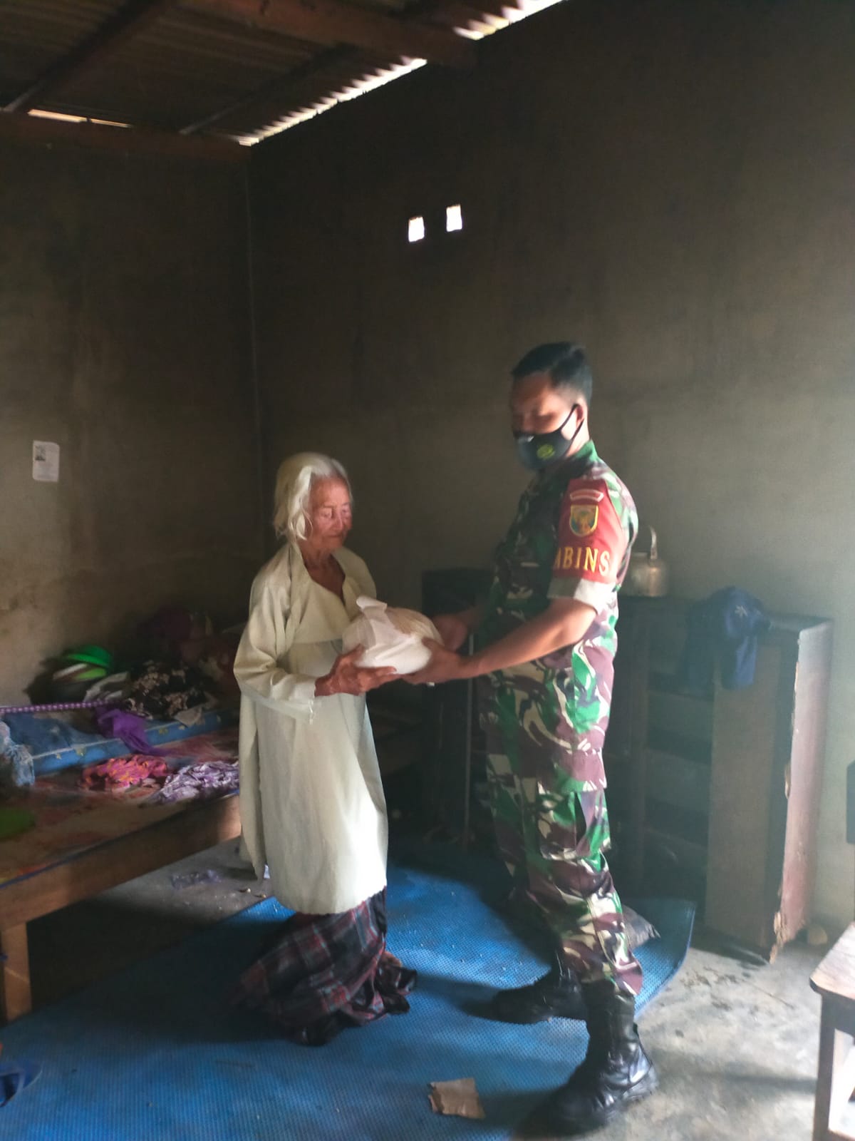 Setiap Hari Jumat Koramil 406-09 Terawas selalu berbagi dalam Jumat Berkah