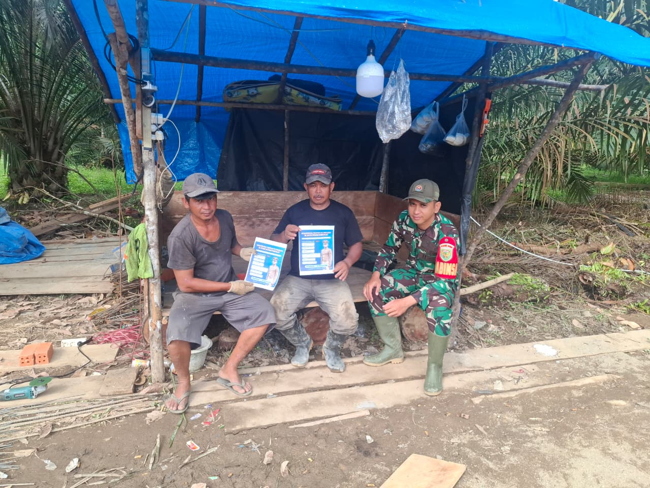 Babinsa Koramil 406-01/Rawas Ulu Sosialisasikan Penerimaan Beasiswa Penuh S1 UNHAN RI di Desa Teladas