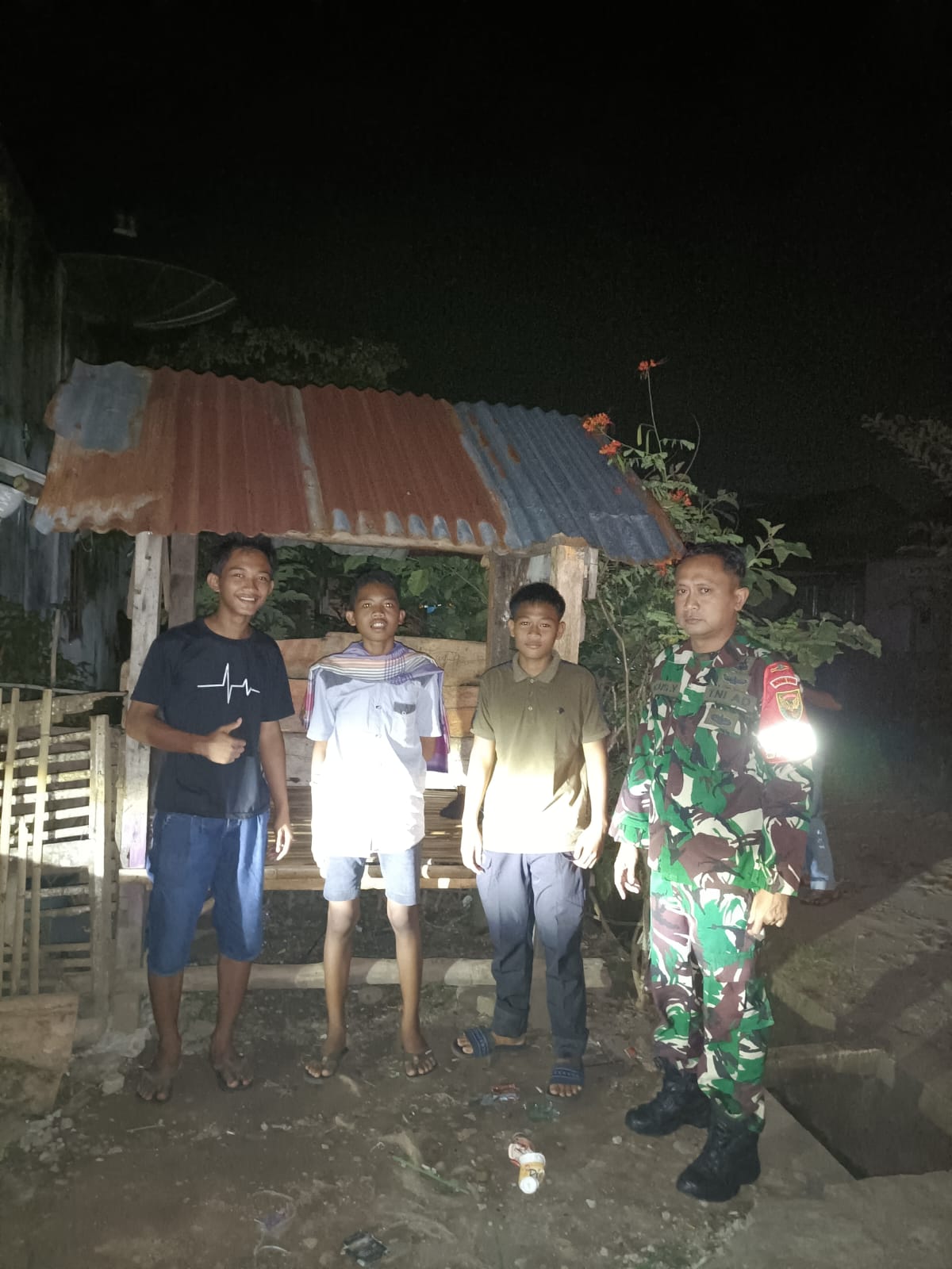 BABINSA SERTU AGUS Y LAKSANAKAN PATROLI MALAM DAN MONITORING SIS KAMLING DI DESA SERIKARYA