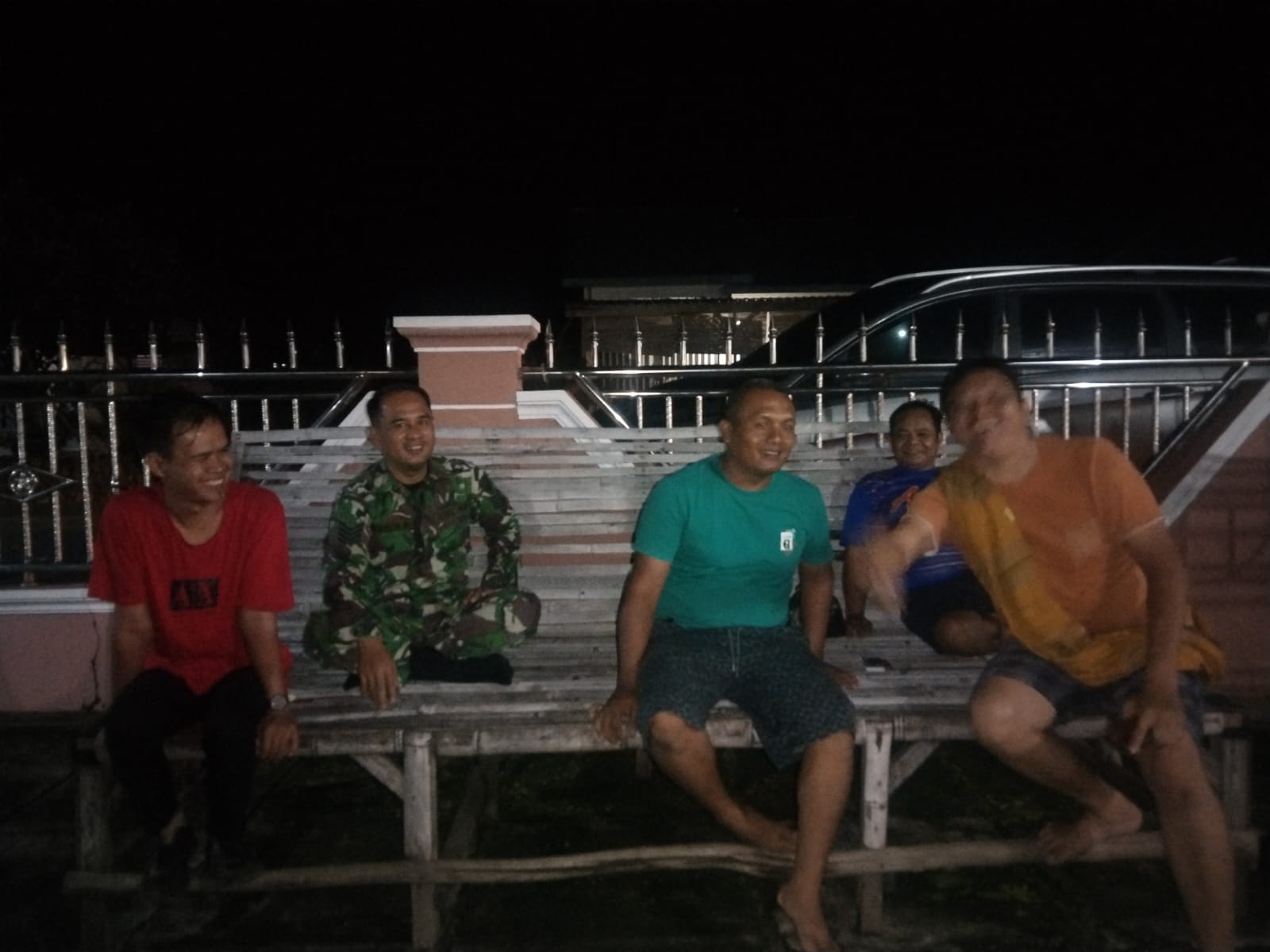 Serma Dekki Adi Kusuma Laksanakan Patroli Siskamling, Jaga Keamanan dan Kenyamanan Desa Lubuk Rumbai