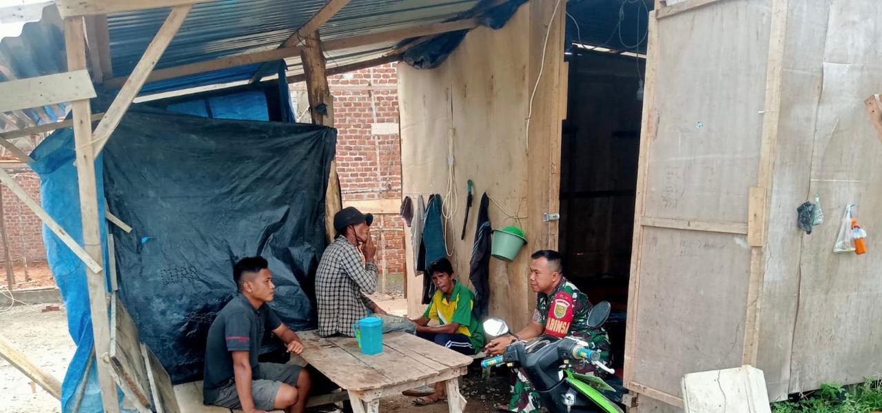 Babinsa Koramil 406-03/Rupit Laksanakan Komsos, Ingatkan Warga Utamakan Keselamatan Kerja