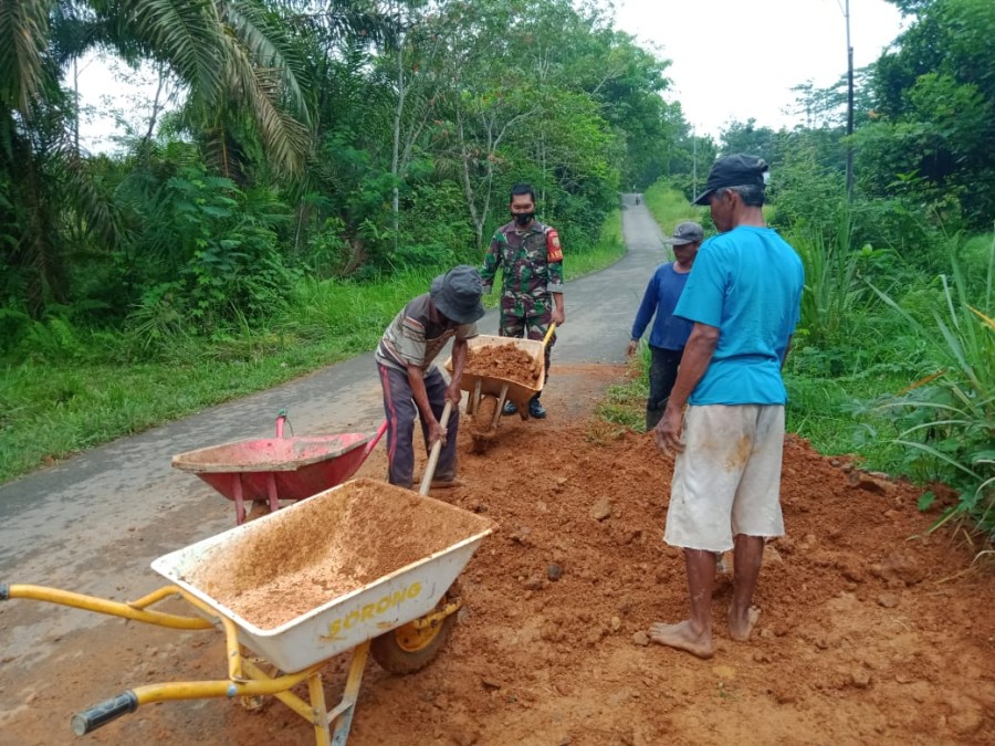Babinsa Dan Warga Kompak Kerja Bakti (Gotong Royong)Membuat Jalan Setapak