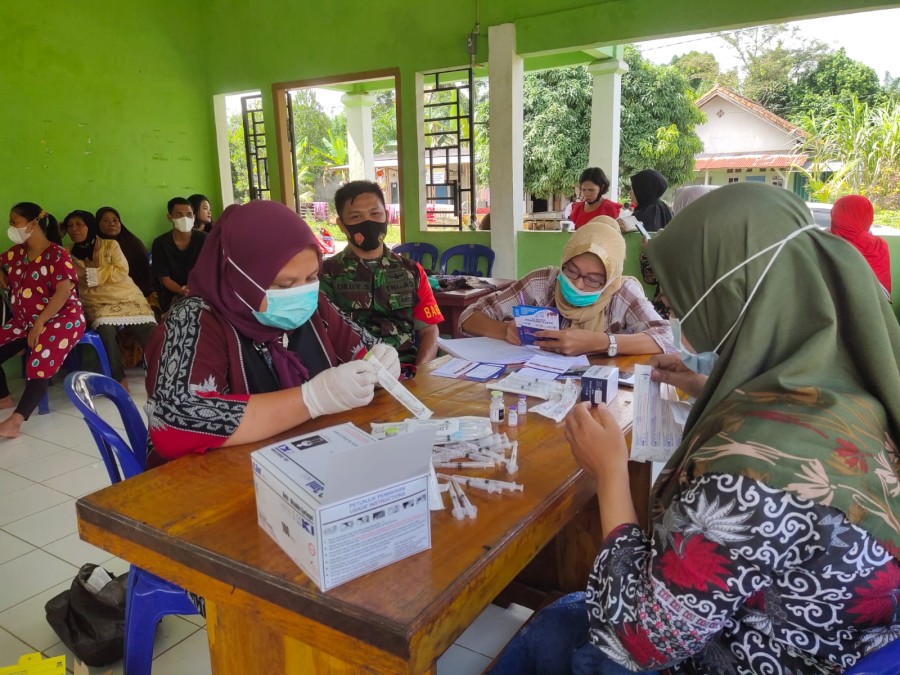 Babinsa Koramil 406-05/Muara kelingi Monitor kegiatan Vaksinasi Covid 19 Desa binaan.