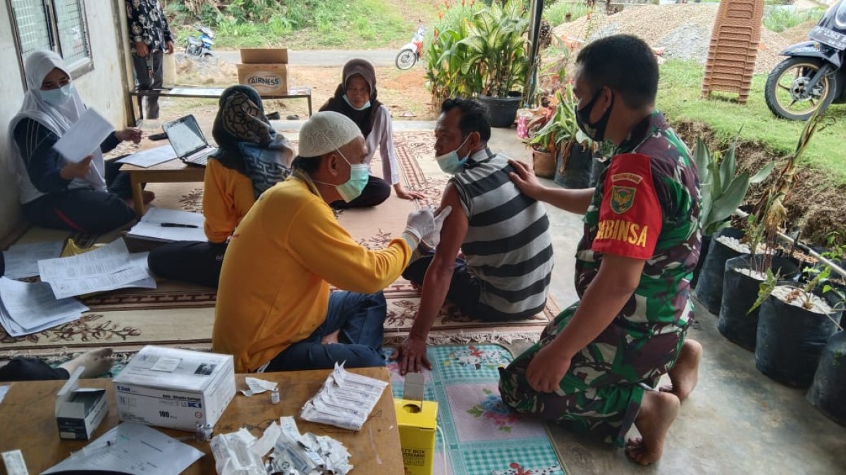 Babinsa Koramil 406-09/Terawas Monitoring Langsung Pemberian Vaksin Massal Tahap I dan II