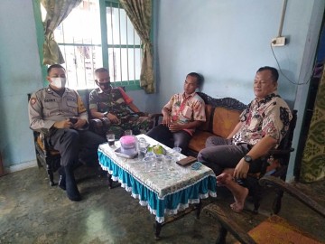 Babinsa Koramil 406-05/Muara kelingi Sinergitas dengan Bhabinkamtibmas Komsos Dengan Kepala desa.