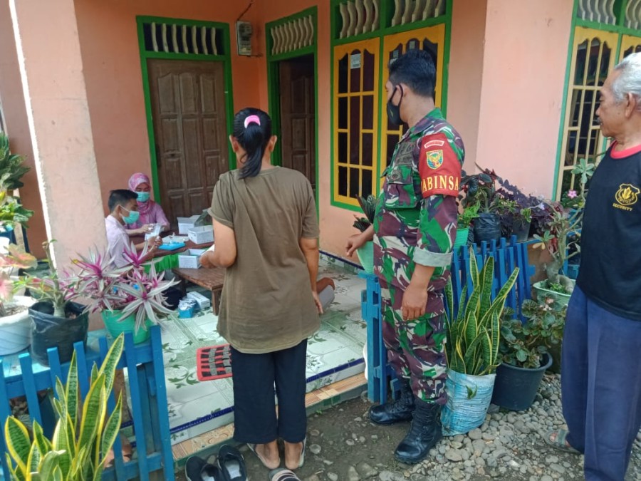 Babinsa Koramil 406-09 Pelaksana Vaksinasi Dalam Mencapai herd Immunity