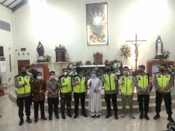 Kunjungi Gereja, Dandim 0406/Lubuklinggau bersama Kapolres LubukLinggau Pastikan Pengamanan dan Penerapan Prokes