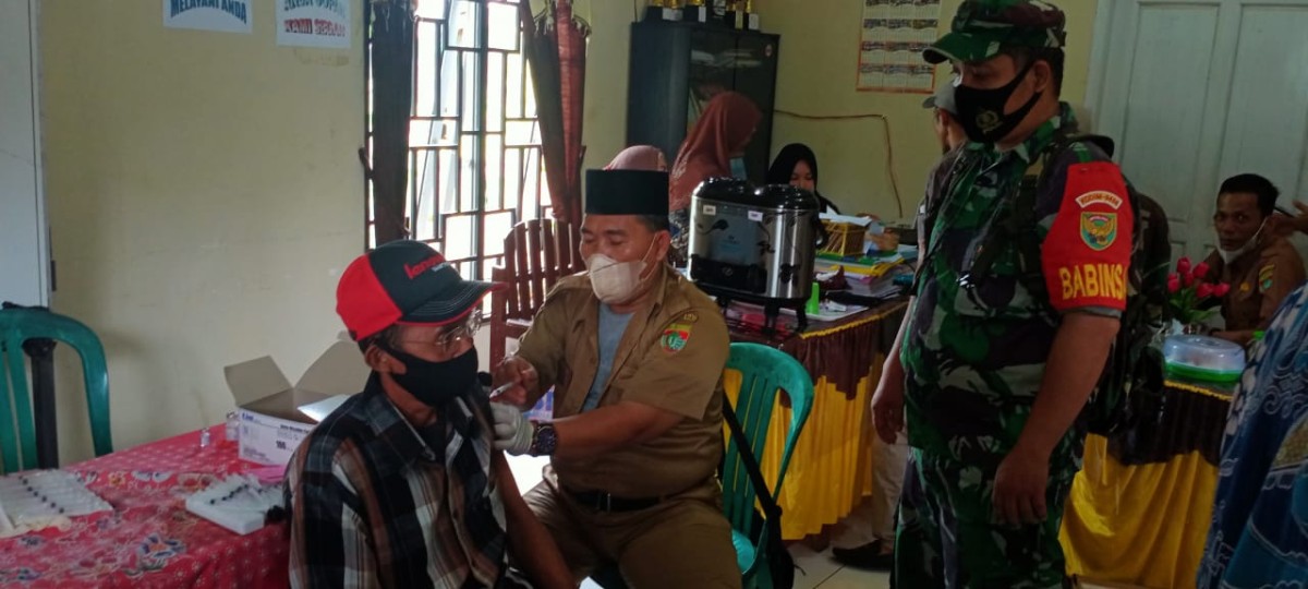 BABINSA KORAMIL 406-05/MUARA KELINGI DAMPINGI KEGIATAN VAKSINASI