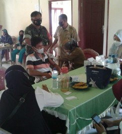 Babinsa Pantau Kegiatan Vaksinasi Warga Desa Taba Remanik