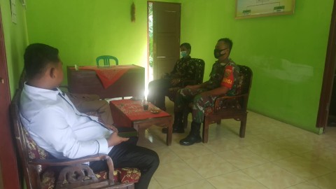 DALAM MENJALIN SILATURAHMI DAN KERJA SAMA YANG BAIK SERTA TETAP BERSINERGI BABINSA KORAMIL 406-05/MUARA KELINGI MELAKSANAKAN KOMSOS DENGAN PERANGKAT DESA