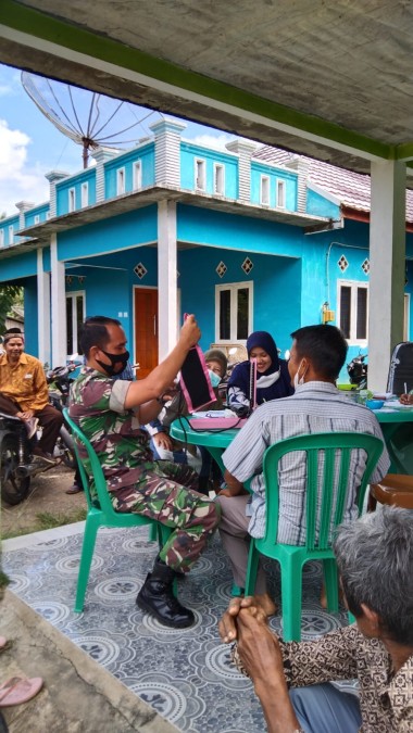 Babinsa Koramil 406-05/Muara Kelingi Dampingi Tim Vaksinator dari nakes Puskesmas dalam Pelaksanaan Vaksin Covid-19