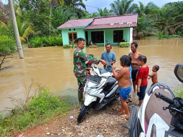 Peduli Terhadap Warga Binaa Babinsa Koramil 406-03/Rupit Serda Ade Nasution Melaksanakan Pembagian Baju Layak Pakai Untuk Musibah Banjir Di Wilayah Binaan.