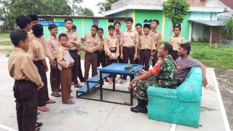 Babinsa Koramil 406-01/Rawas ulu Serma irwan komsos bersama anak sma didesa binaan.