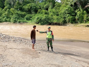 Babinsa Koramil 406-08 /kota Lubuklinggau sertu tarhib Melaksanakan Kegiatan Patroli Gulbencal( Bajir Dan Tanah Longsor) Di Wilayah binaan.
