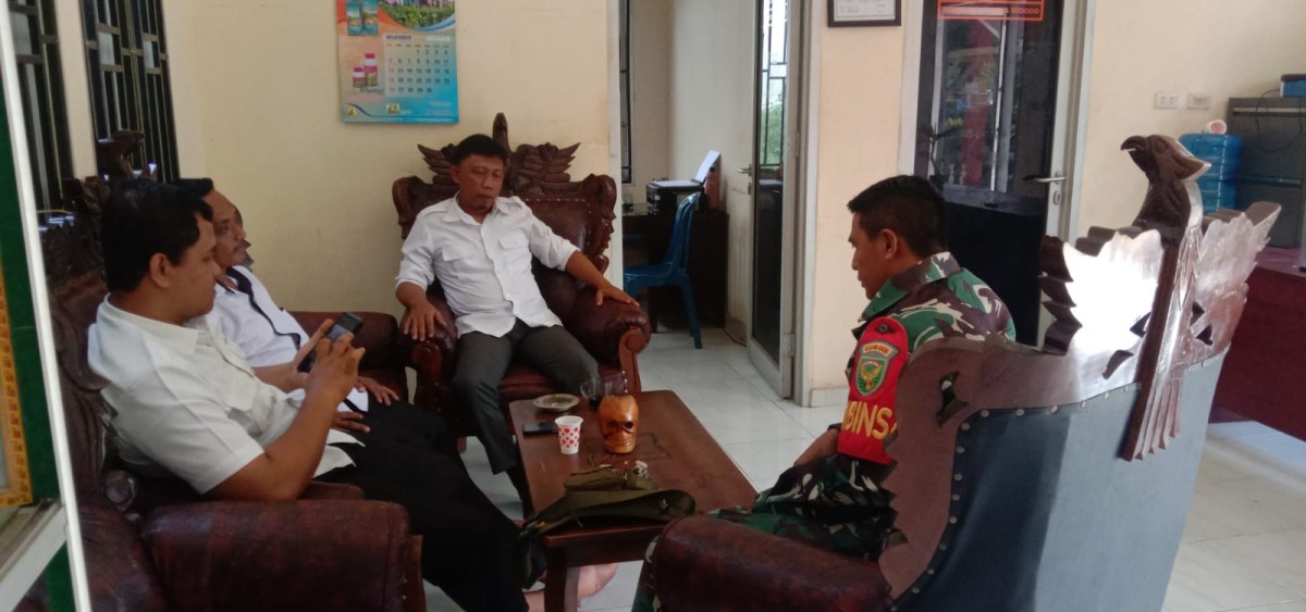 Babinsa Koramil 406-06/tugumulyo Koptu sujarwo komsos bersama perangkat desa didesa binaan.