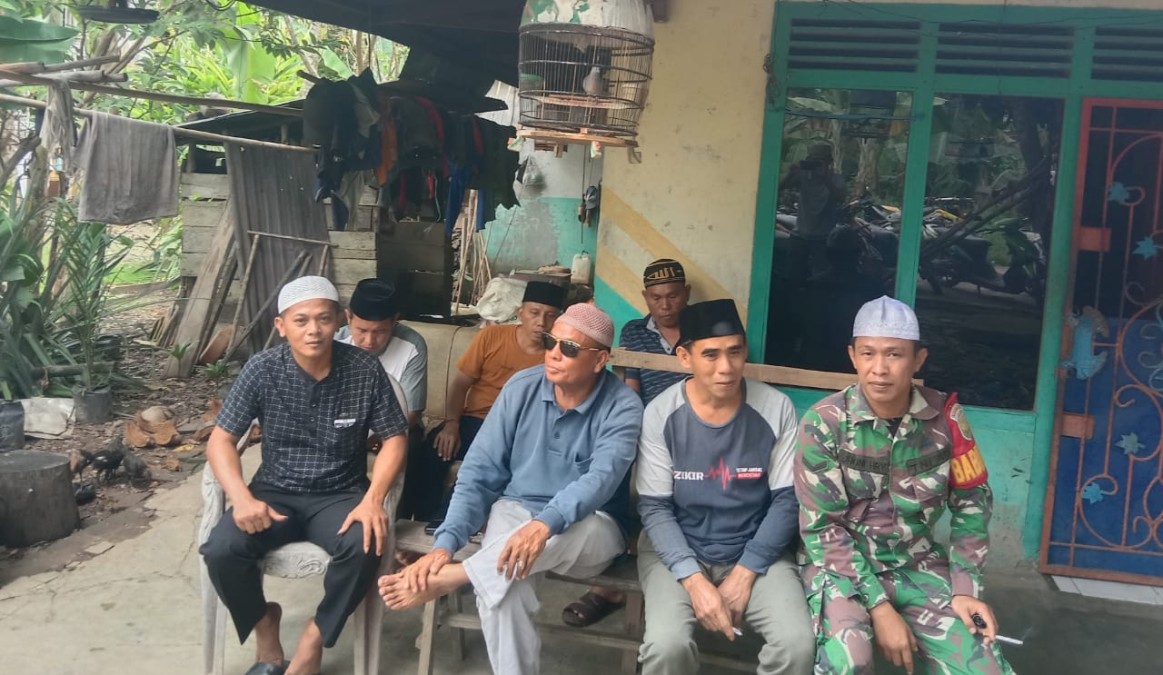 Babinsa Koramil 406-04/muara Lakitan Serda Joni haryanto komsos bersama warga didesa binaan.