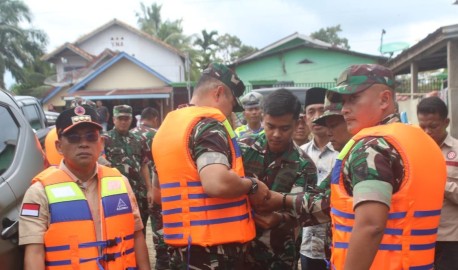 Dandim 0406/Lubuk Linggau Dampingi Danrem 044/Gapo Tinjau Lokasi Banjir