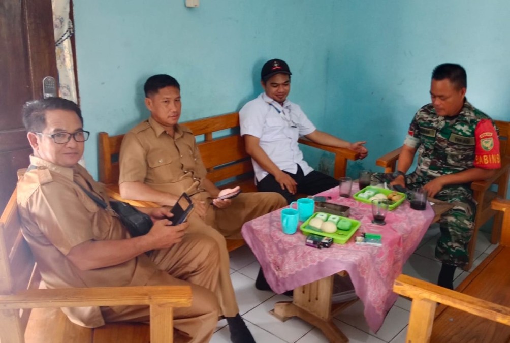 Peduli Terhadap Masyarakat, Babinsa Koramil 406-05/Muara Kelingi Berikan Masukan Ke Petugas Kelurahan