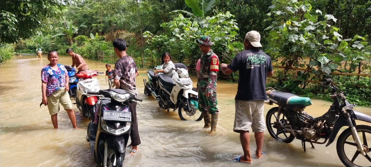 Gerak cepat koptu Tri Ariyanto bantu warga yang melintasi desa Donorojo.