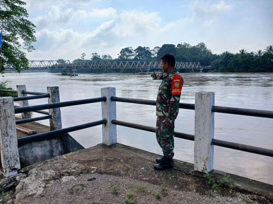 Langkah Antisipasi terjadinya Banjir, Babinsa Koramil 406-04/Muara Lakitan Rutin melakukan pengecekan Debit Air Sungai