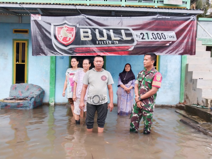 Tanggap Bencana Banjir,, Babinsa Koramil 406-05/Muara Kelingi Bergerak Cepat Tinjau Kondisi Masyarakat Binaannya