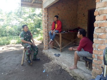 Babinsa Koramil 406-08/Lubuklinggau sertu afrizal komsos bersama warga didesa binaan.