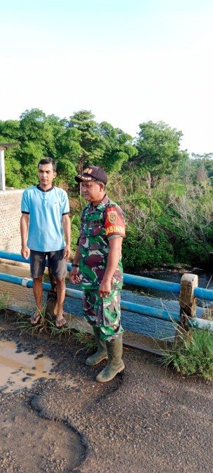 Langkah Antisipasi Banjir, Babinsa Koramil 406-07/jayaloka Sertu M Daud Cek Debit Air Sungai di wilayah binaan.