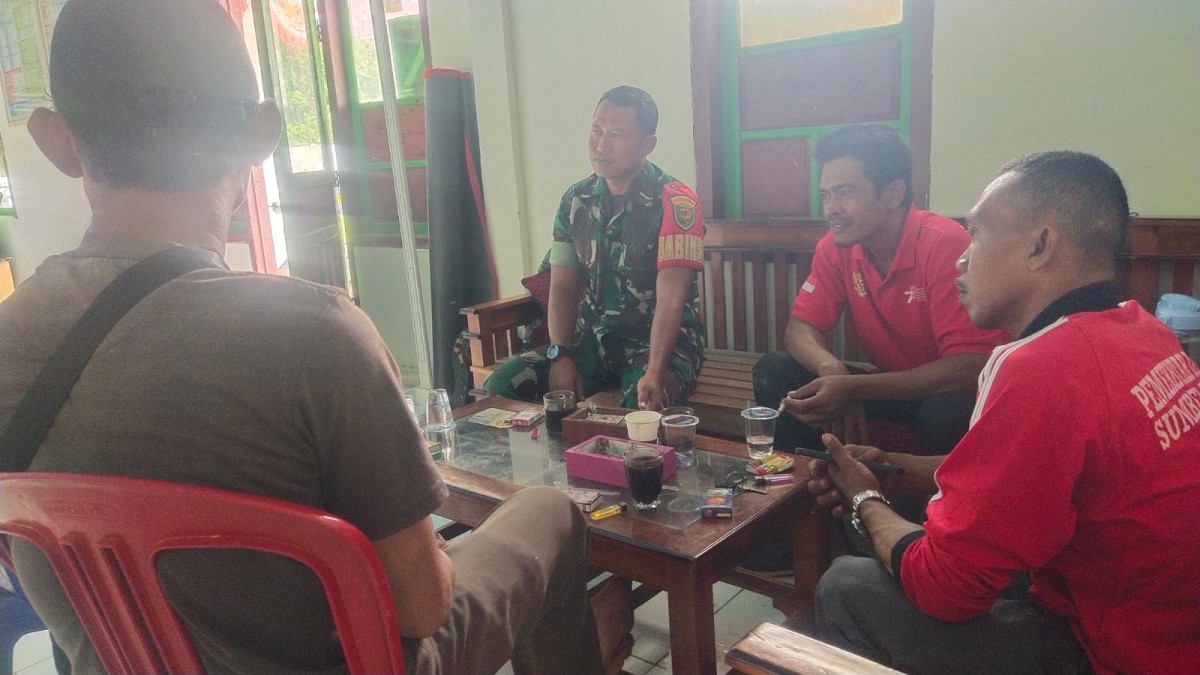 Jalin Silaturahmi, Babinsa Dan Bhabinkamtibmas Komsos Dengan Warga desa binaan.