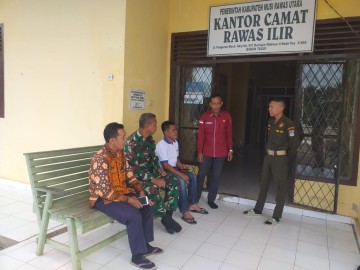 Babinsa Koramil 406-02/Rawas ilir Serma endang Permana melaksanakan komsos bersama perangkat desa binaan