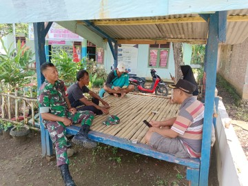 Komsos Dengan Warga Serda Yuda Ade Hermawan Bahas Keamanan dan Kebersihan Lingkungan.