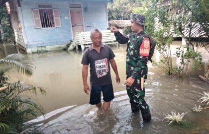 BABINSA KODIM 0406/LUBUK LINGGAU TERUS PANTAU PERKEMBANGAN KONDISI BANJIR
