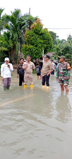 Sertu M Daud Babinsa Koramil 406-07/Jayaloka pantau wilayah terdampak banjir di wilayah binaan