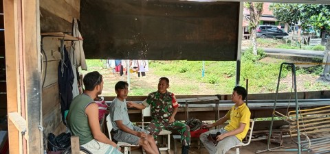 Babinsa Koramil 406-01/Rawas ulu Serda supianto komsos bersama warga didesa binaan.