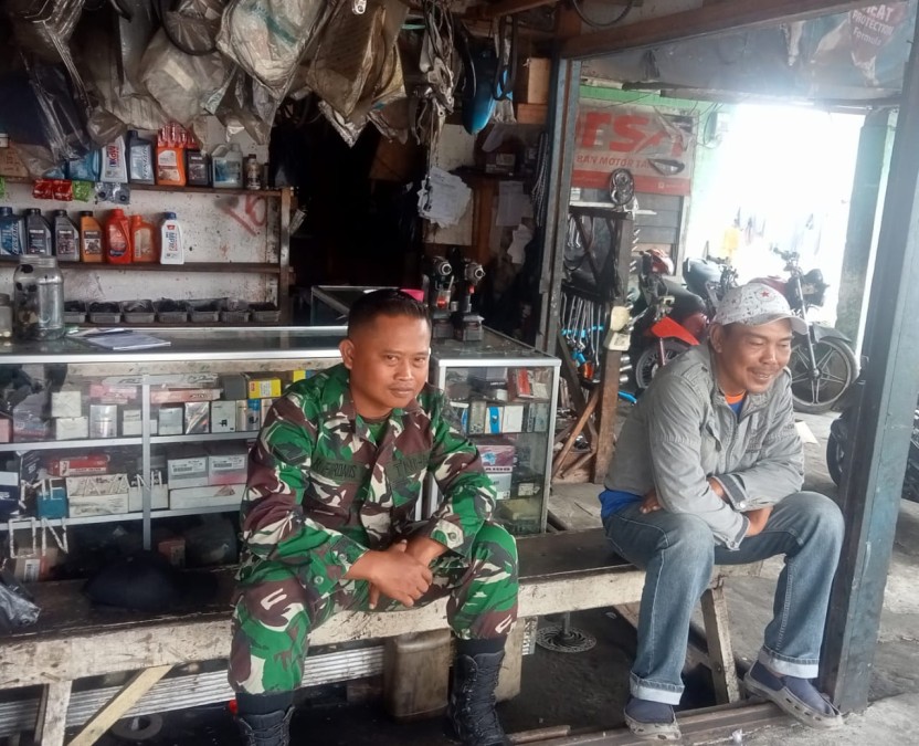 Babinsa Koramil 406-02/Rawas ilir Serda Robi firdaus melaksanakan komsos bersama warga didesa binaan.