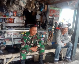 Babinsa Koramil 406-02/Rawas ilir Serda Robi firdaus melaksanakan komsos bersama warga didesa binaan.