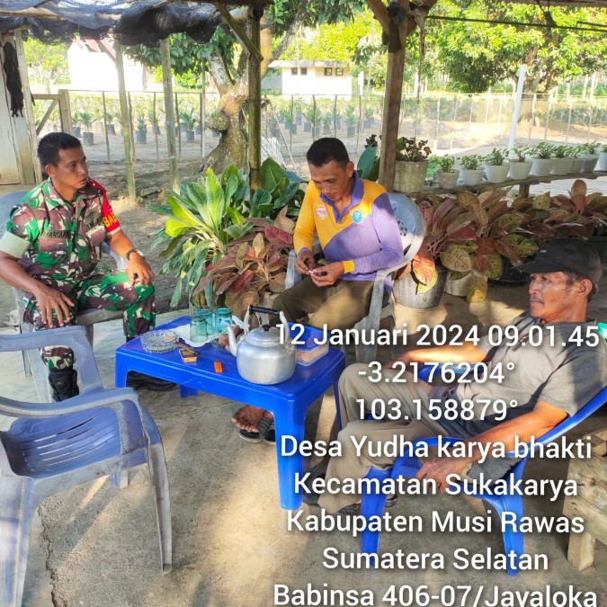 Tingkatkan Sinergitas Babinsa dan Bhabinkamtibmas Melaksanakan Komsos Dengan masyarakat Desa Binaan.