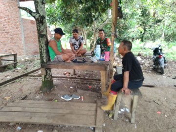 Babinsa Koramil 406-04/Muara Lakitan Komsos dan Himbau Warga Waspada Bencana Alam Saat Musim Penghujan