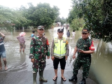 Siaga Banjir,,Babinsa Koramil 406-05/Muara Kelingi Terus Pantau Perkembangan Kondisi Diwilayah
