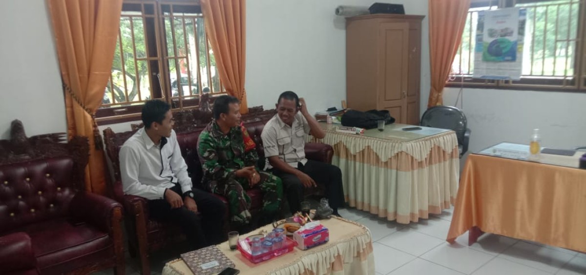 Jalani Silaturahmi Babinsa Koramil 406-06/Tugumulyo Sertu Robinson Melaksanakan Komsos Bersama Guru SMA Purwodadi Diwilayah Binaan.