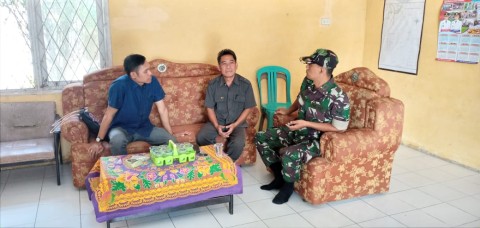 Babinsa Koramil 406-02/Rawas ilir Peltu M.Imron melaksanakan komsos bersama warga didesa binaan.