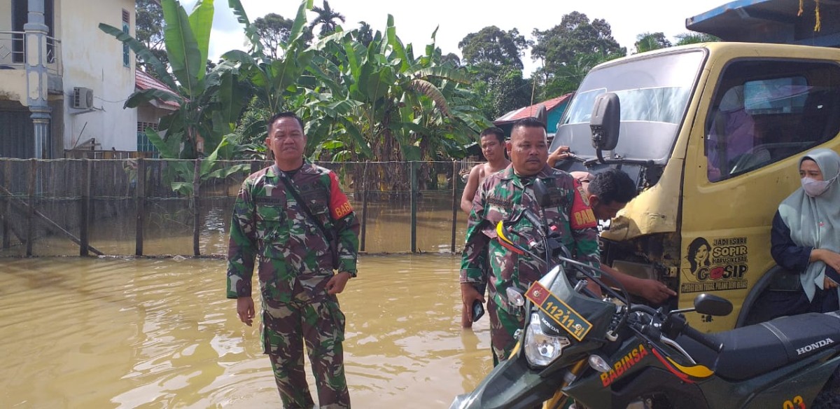 Gerak Cepat Babinsa Koramil 406-03/Rupit Sertu Baswandi Dan Koptu Desi Iskandar Melaksanakan Kegiatan Membatu Warga Evakuasi Kendaraan Di wilayah binaan.