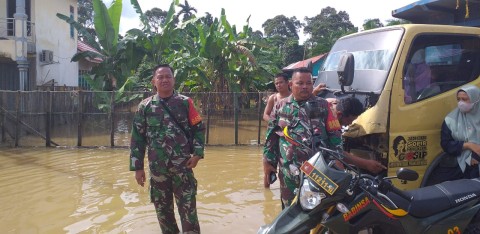 Gerak Cepat Babinsa Koramil 406-03/Rupit Sertu Baswandi Dan Koptu Desi Iskandar Melaksanakan Kegiatan Membatu Warga Evakuasi Kendaraan Di wilayah binaan.