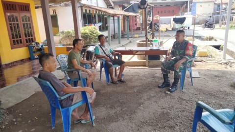 Babinsa Koramil 406-02/Rawas ilir Koptu Sugeng wibowo melaksanakan komsos bersama warga didesa binaan