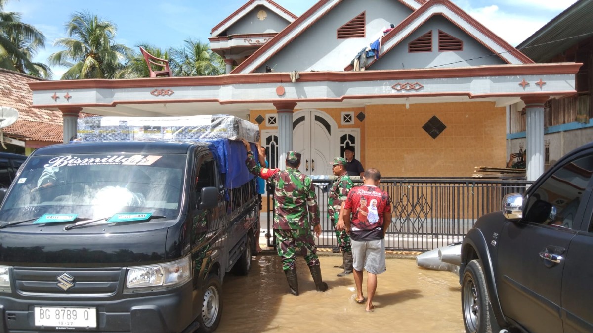 Babinsa Koramil 406-01/Rawas ulu Serma irwan membantu membersihkan rumah warga yang terkena banjir didesa binaan.