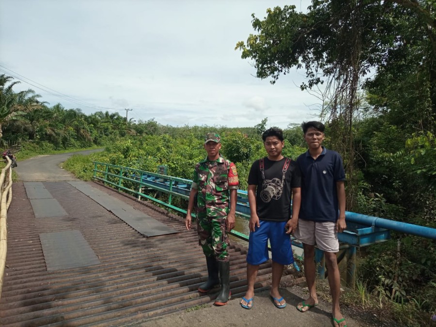 Serda Yuda Ade Hermawan bersama masyarakat desa lakukan pengecekan debit air di wilayah