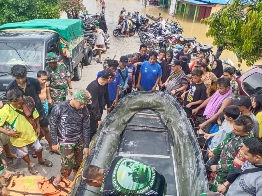 Menindak Lanjuti Babinsa Koramil 406-03 Rupit Tinjau Lokasi Banjir Akibat Luapan Air Siangai Di Wilayah binaan.