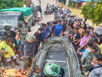 Menindak Lanjuti Babinsa Koramil 406-03 Rupit Tinjau Lokasi Banjir Akibat Luapan Air Siangai Di Wilayah binaan.