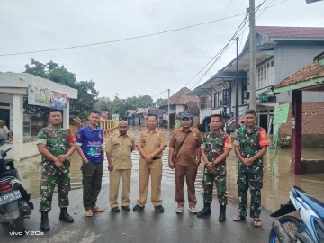 Para Babinsa Koramil 406-05/ Muara Kelingi Terus Aktif Pantau Kondisi Banjir Dan Bantu Warga