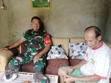 Babinsa Koramil 406-07/Jayaloka Sertu Yusuf Komsos Dengan Tokoh Masyarakat Di Wilayah Desa Binaan