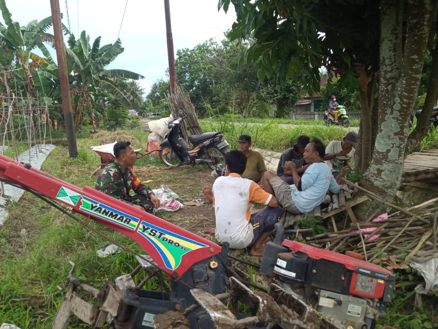 Jalani Silaturahmi Babinsa Koramil 406-06/Tugumulyo Serda Joko S Melaksanakan Komsos Bersama Warga Diwilayah Binaan.